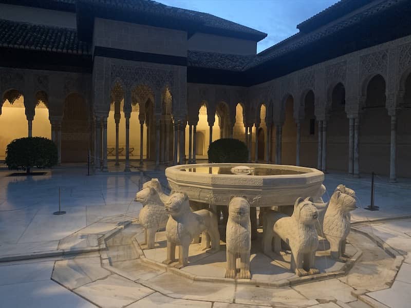 imagen de por qué visitar la Alhambra de noche